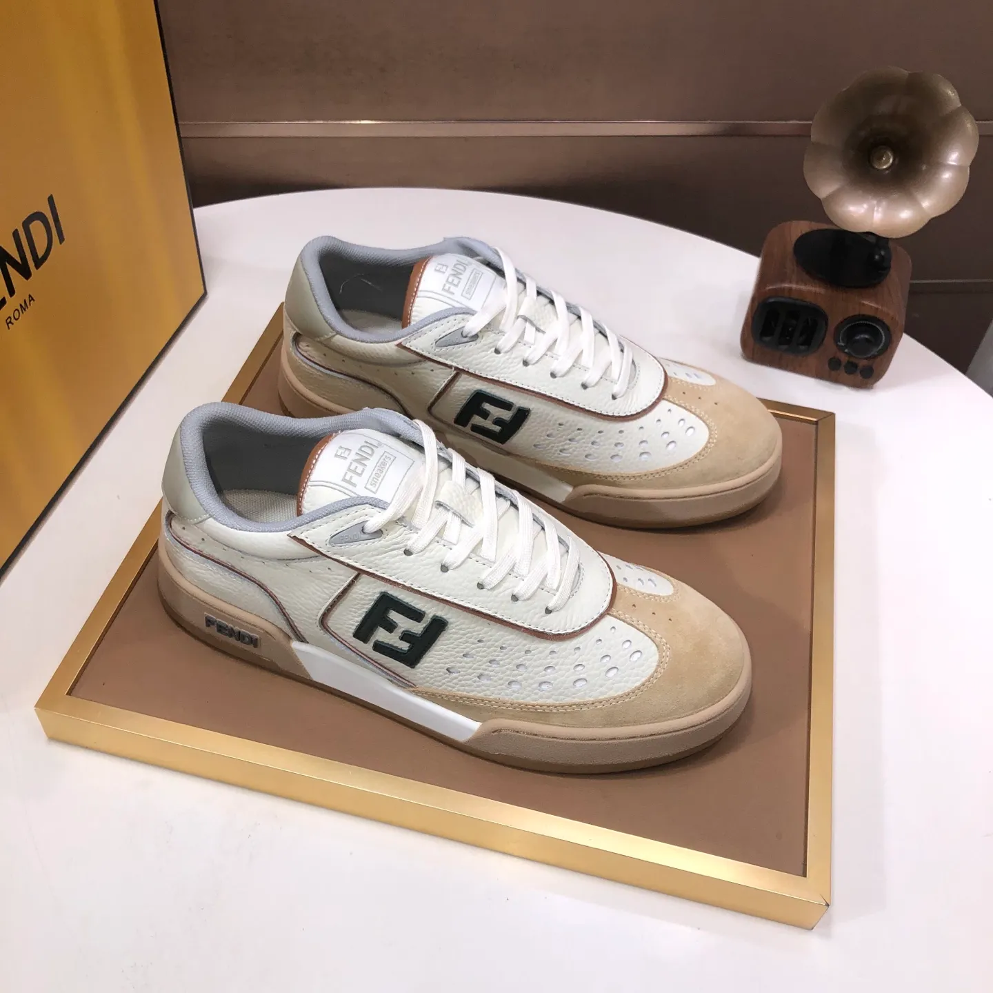 Men's men's shoes 💰600💰 Fendi 2023 latest couple model 🔥 Many 💑 stars have the same style FD match Original one-to-one replica Designer Kim Jones's first sneaker fendi match and Donkey brand Trainer basketball sneakers Material: Original silk leather Lining: Breathable mesh Packaging: Original 1:1 matching high-end packaging Size: Female 35-40 Male 38-44 (45 46. Custom-made (no return or exchange)
